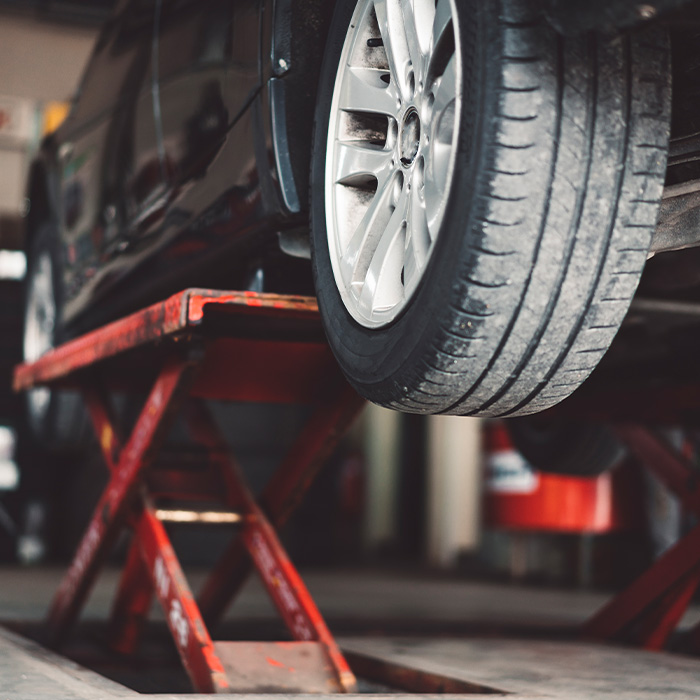 Car lifting in a vulcaniser shop